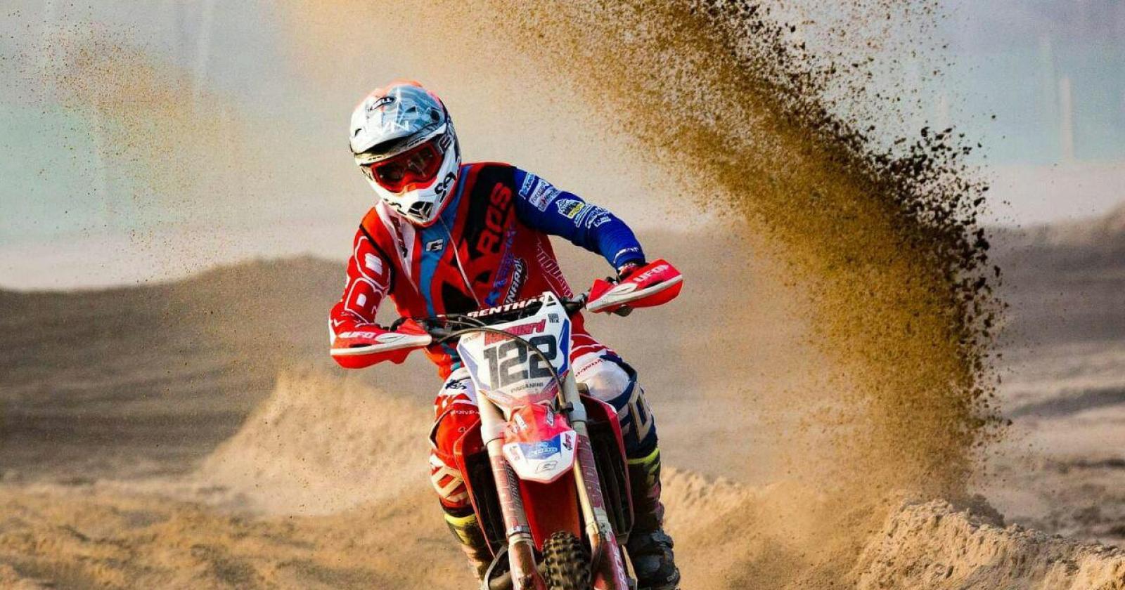 Cade sulla pista da motocross, trasportato all'ospedale