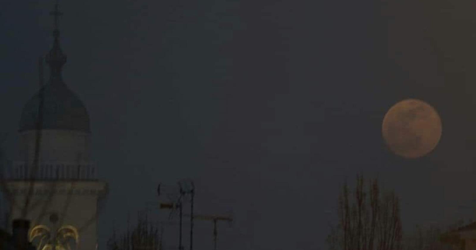 Ecco la superluna, ma la nebbia la nasconde ai polesani