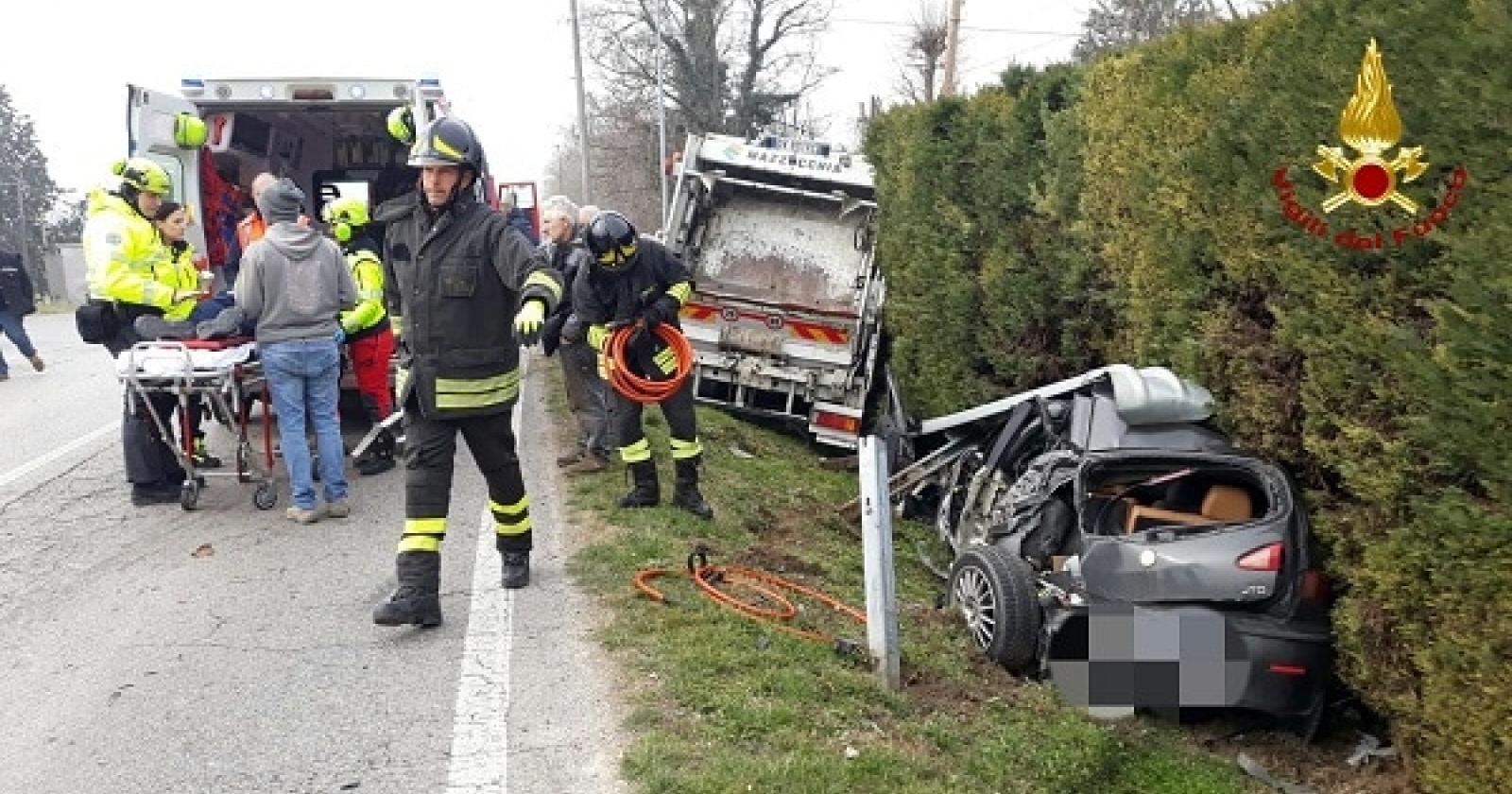 Carambola fra due auto e un camion dei rifiuti: 62enne in fin di vita