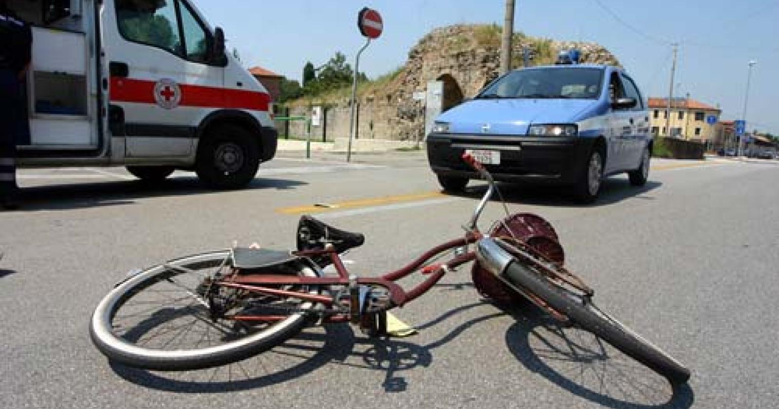 Investita da un'auto, paura in città