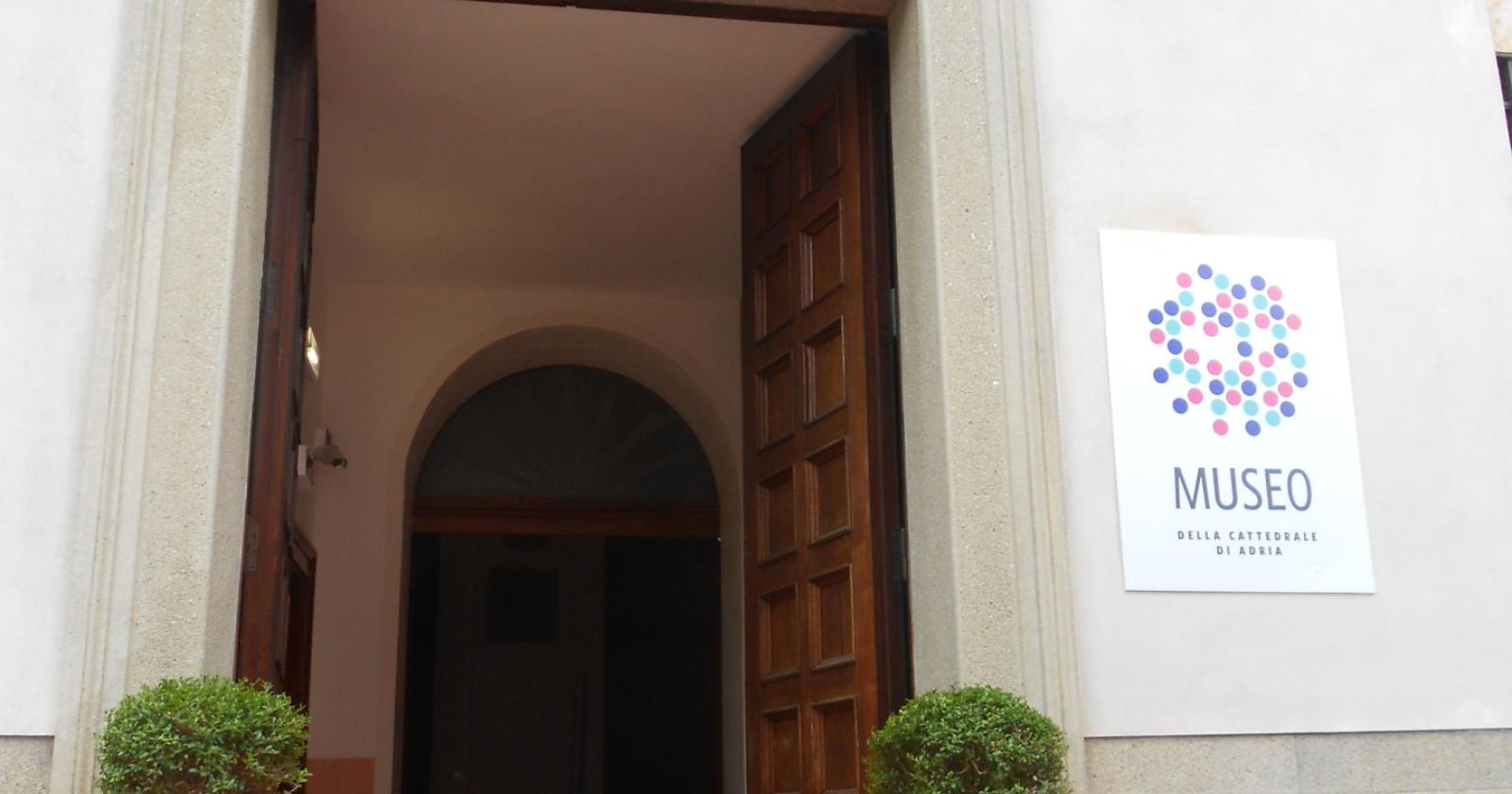 Studenti del turistico guide al museo della Cattedrale
