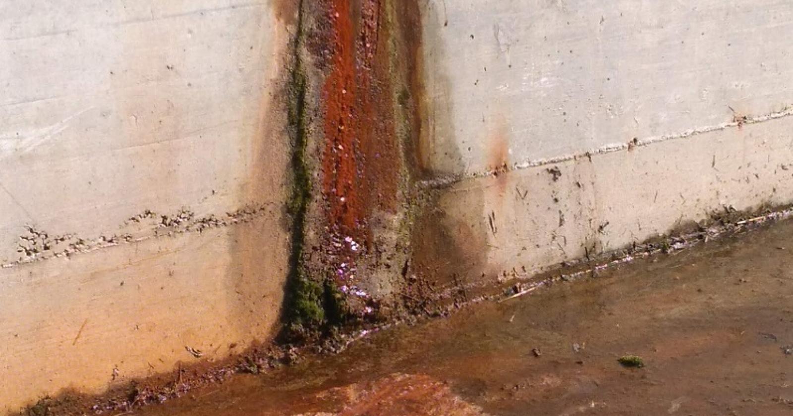 L'allarme: "Sottopasso allagato, ma di acqua rossa"