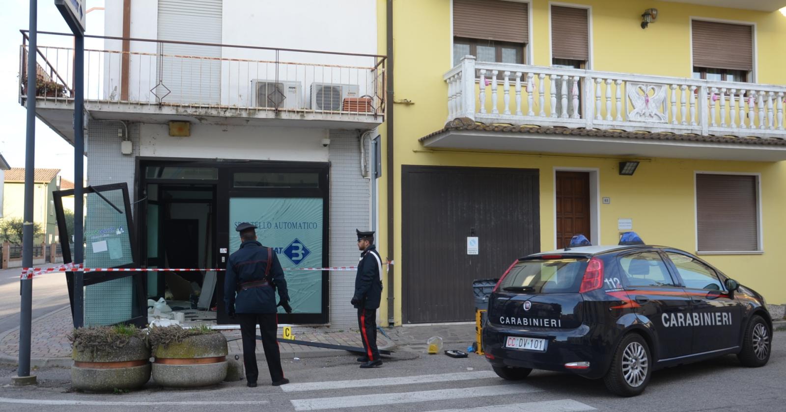 Assalto esplosivo al bancomat in pieno centro