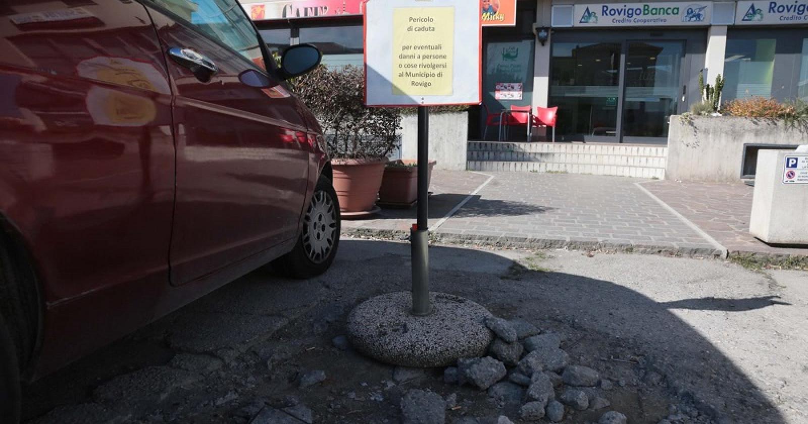 "Pericolo caduta, per i danni chiederte al Comune"