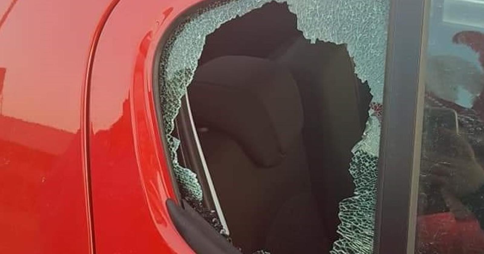 I carri sfilano, i ladri assaltano le auto