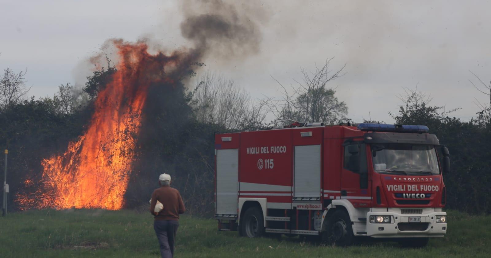 Dà fuoco all'erba, scoppia un incendio