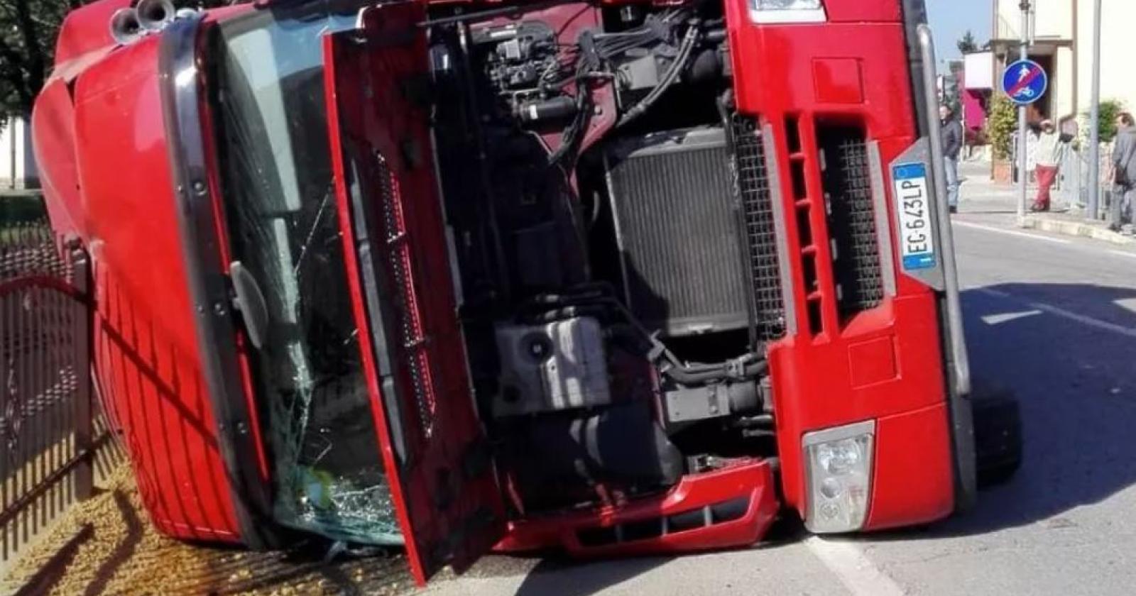 La folle corsa del tir finisce nel giardino di una casa