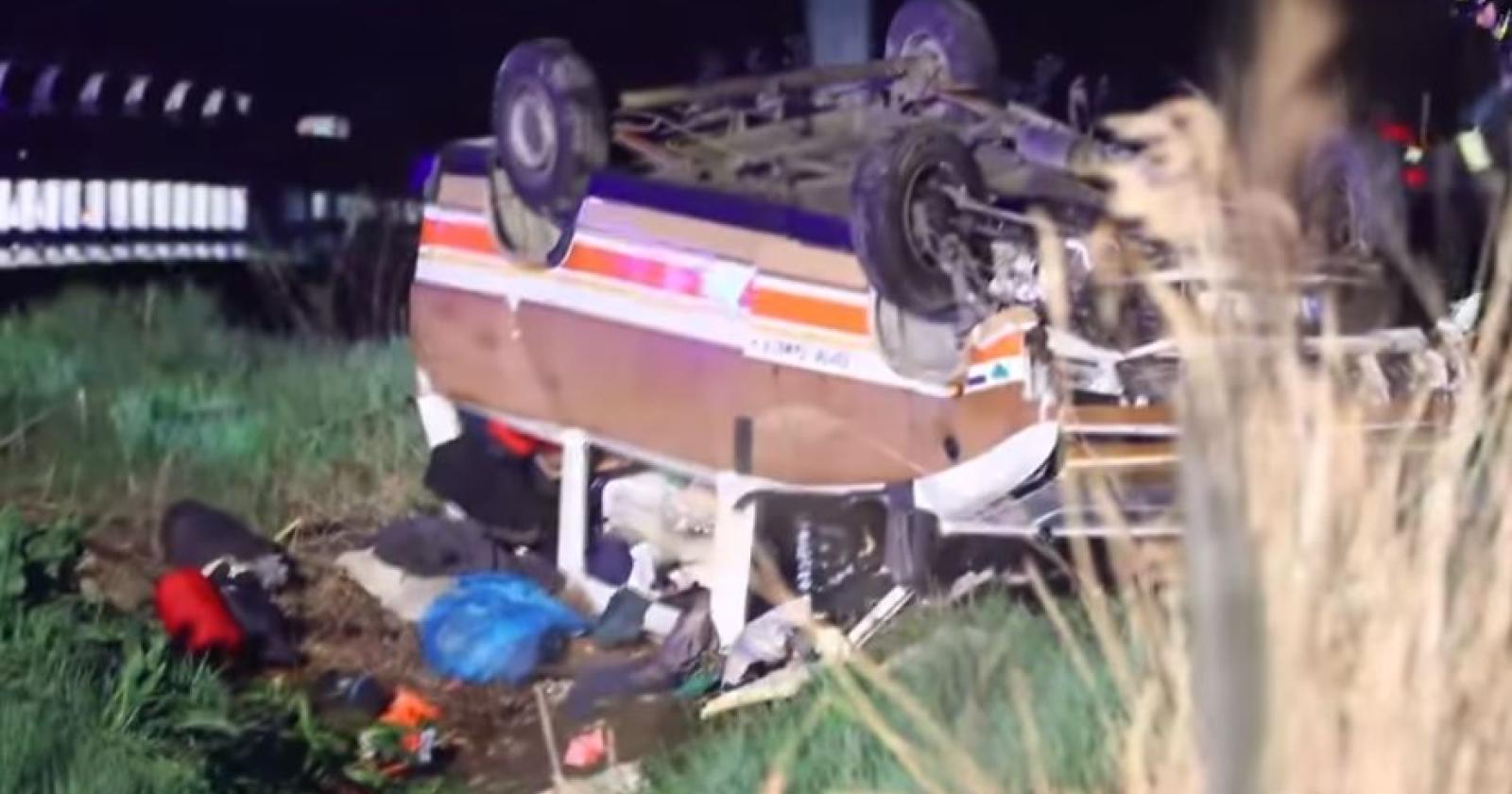 Schianto in A13,  furgone vola fuori strada: otto feriti