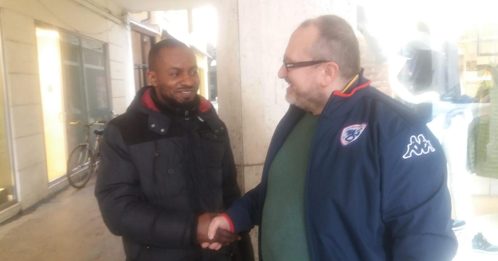 Mendicante straniero sventa il furto all'auto del commerciante