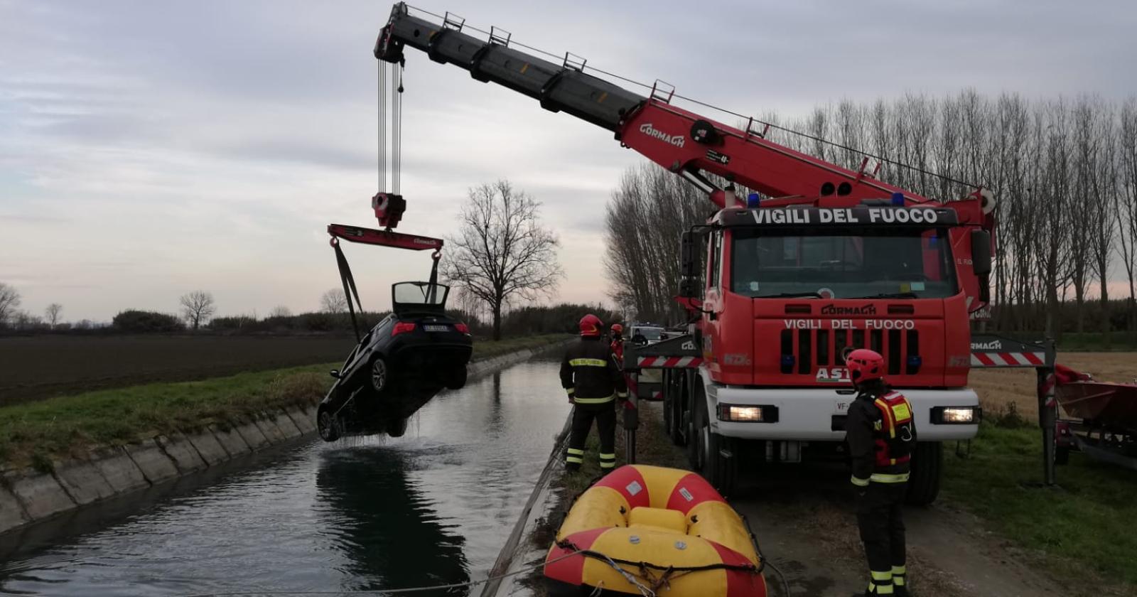 Finisce con l’auto nel canale e scappa
