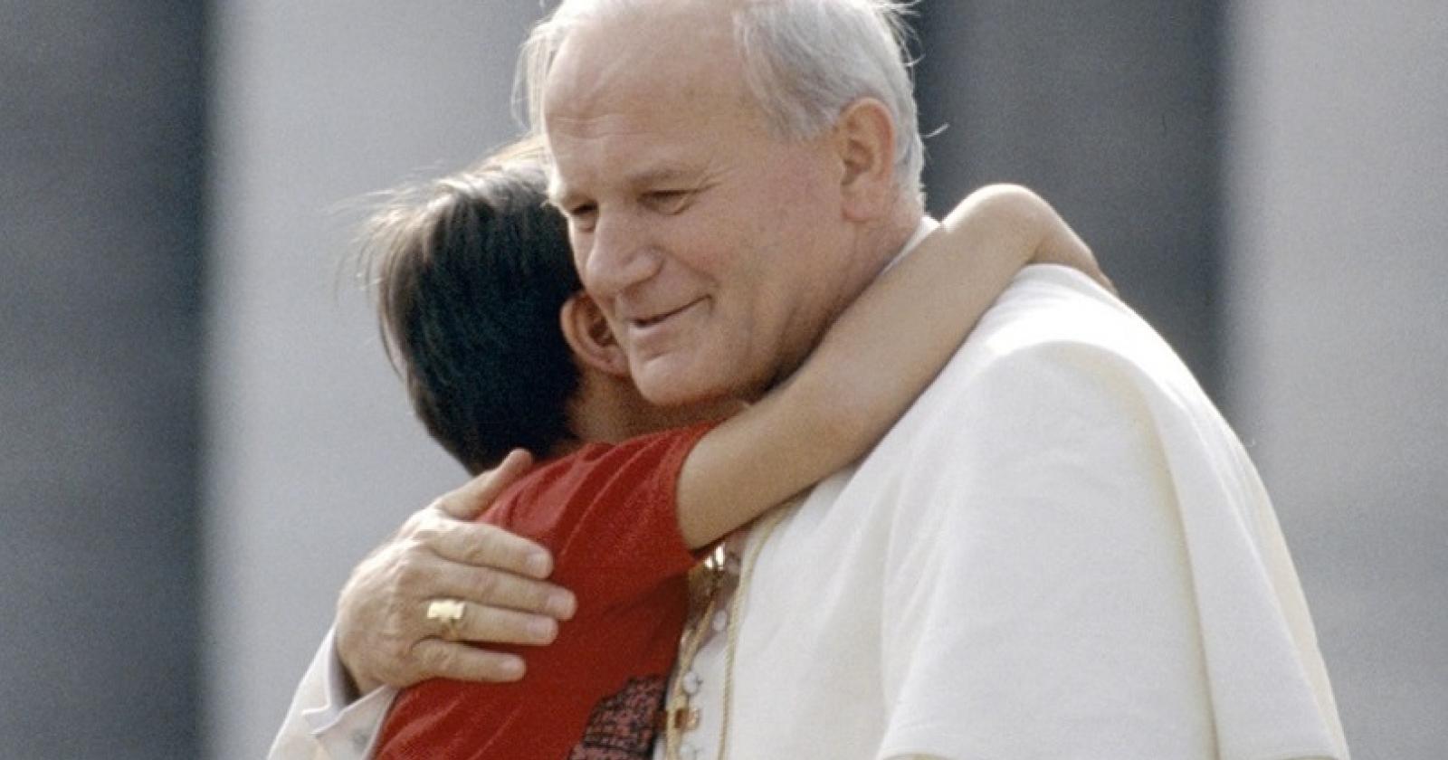 Furto sacrilego: ladri in fuga col sangue di papa Wojtyla