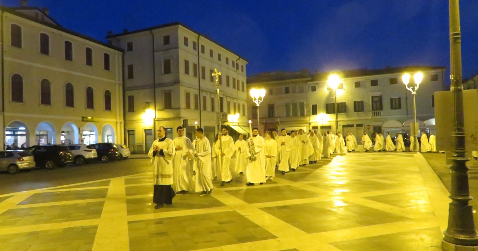 "Preti e laici, bisogna aiutarsi"