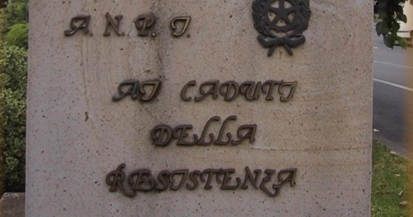 Profanato il monumento ai caduti. Città sotto shock