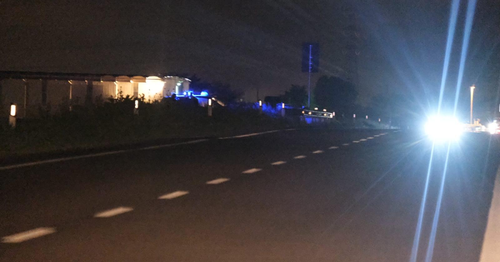 Trovato morto dentro l'auto in fiamme