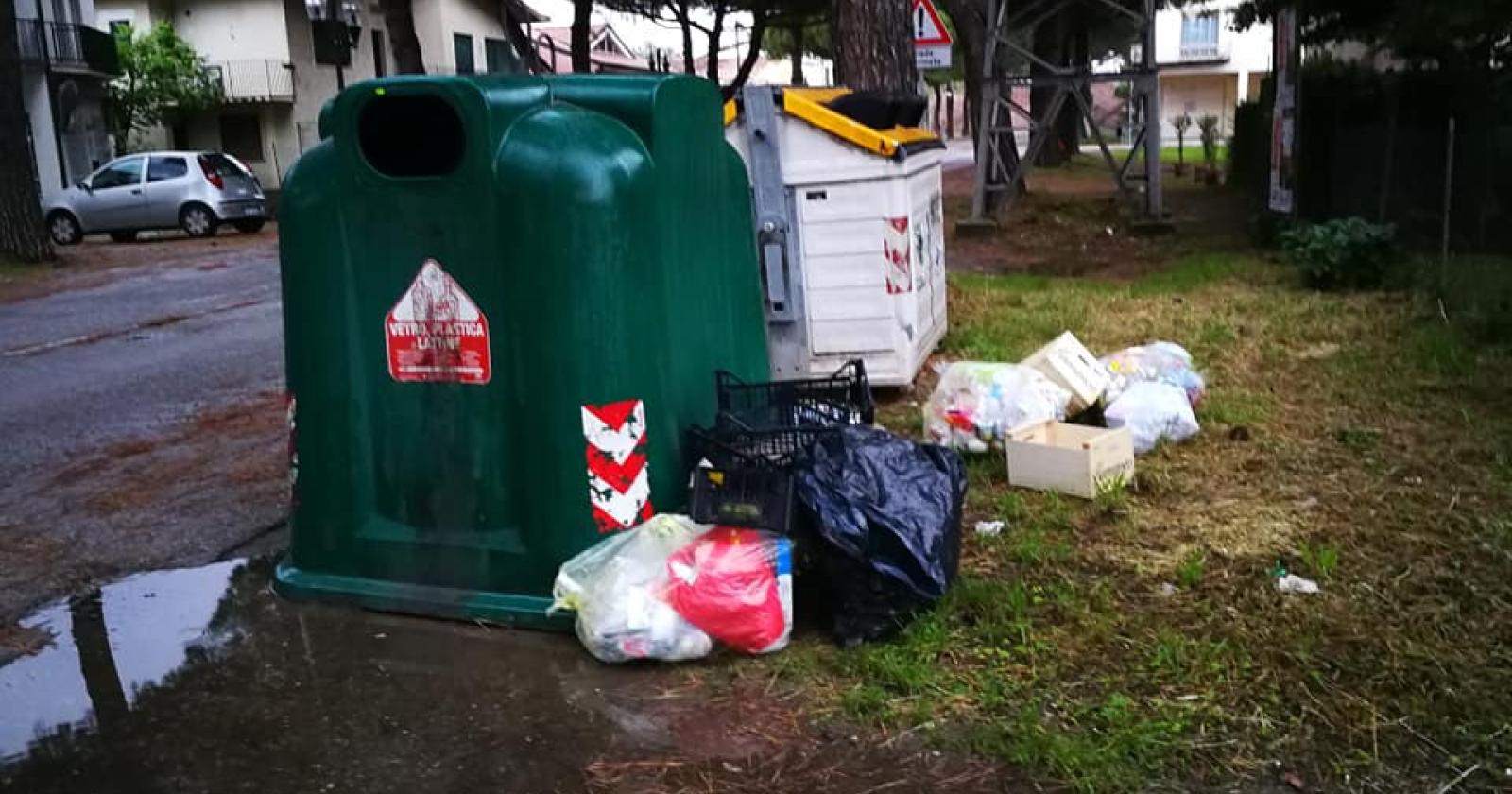 Rifiuti abbandonati in via Spalato