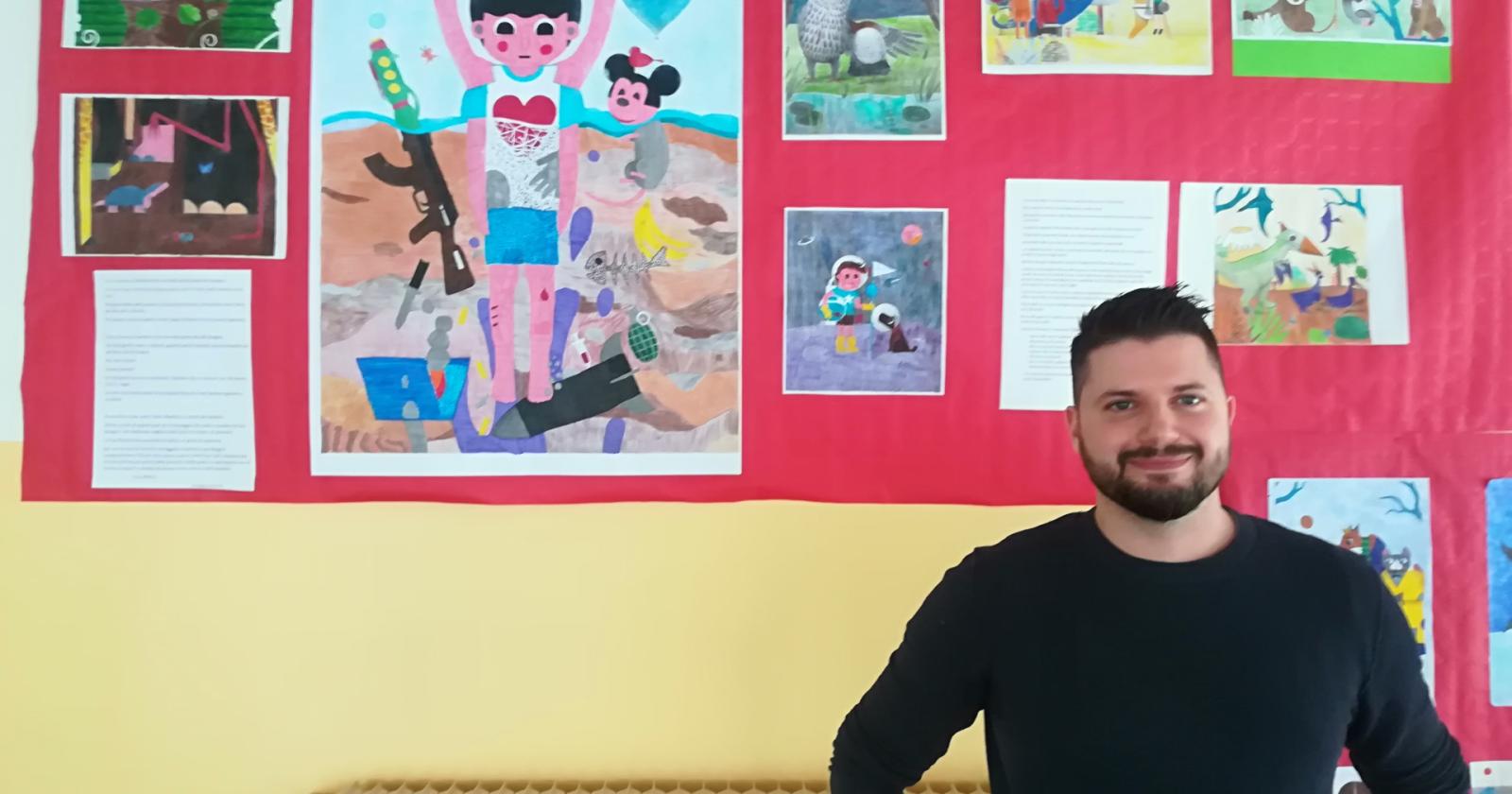 L'illustratore stupisce i bambini