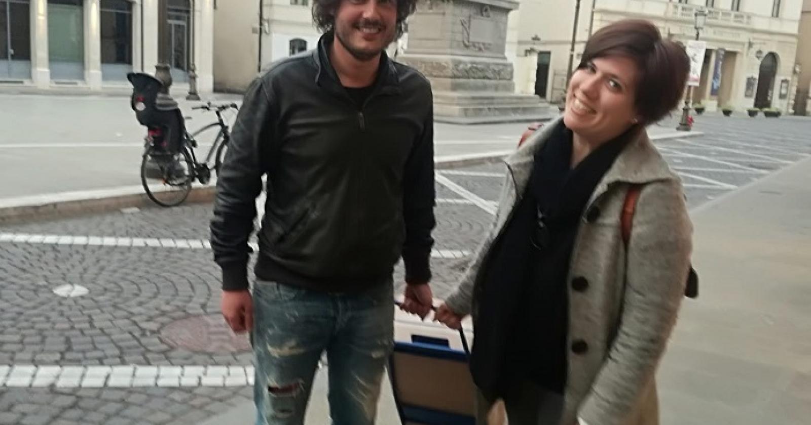 E adesso la città si tinge di arancione
