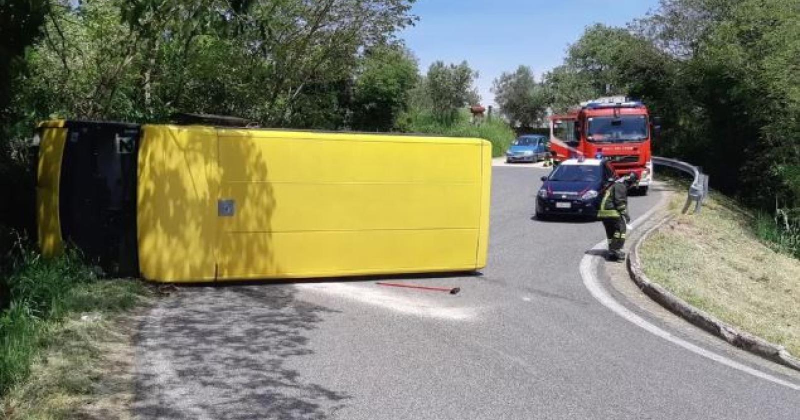 Si rovescia con lo scuolabus, scappa e lascia i bambini feriti a bordo