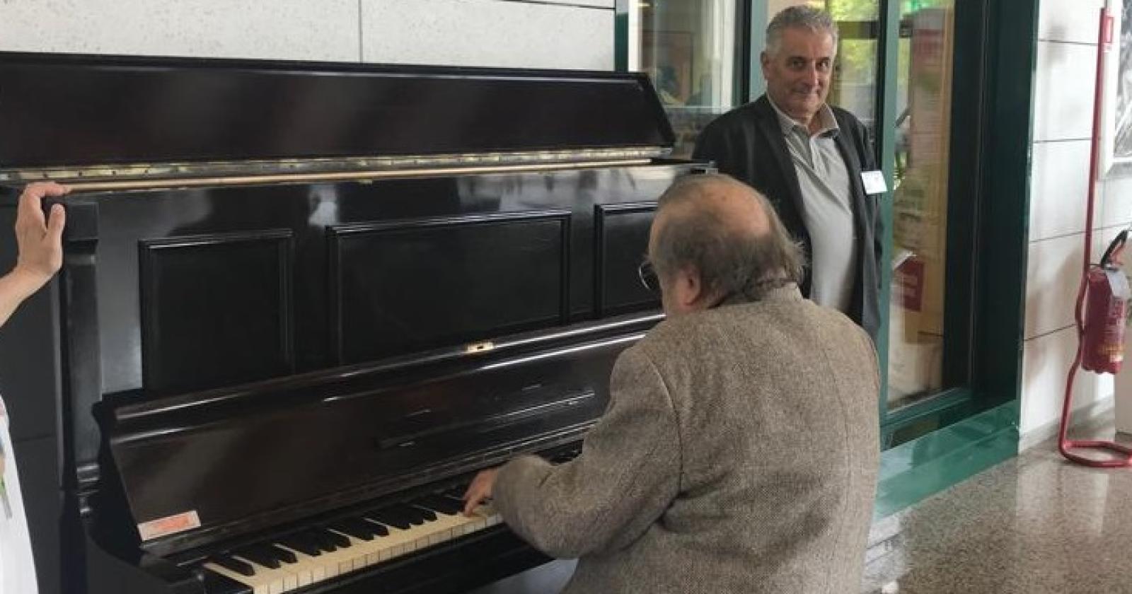 Il pianoforte in ospedale: la donazione che mette il sorriso