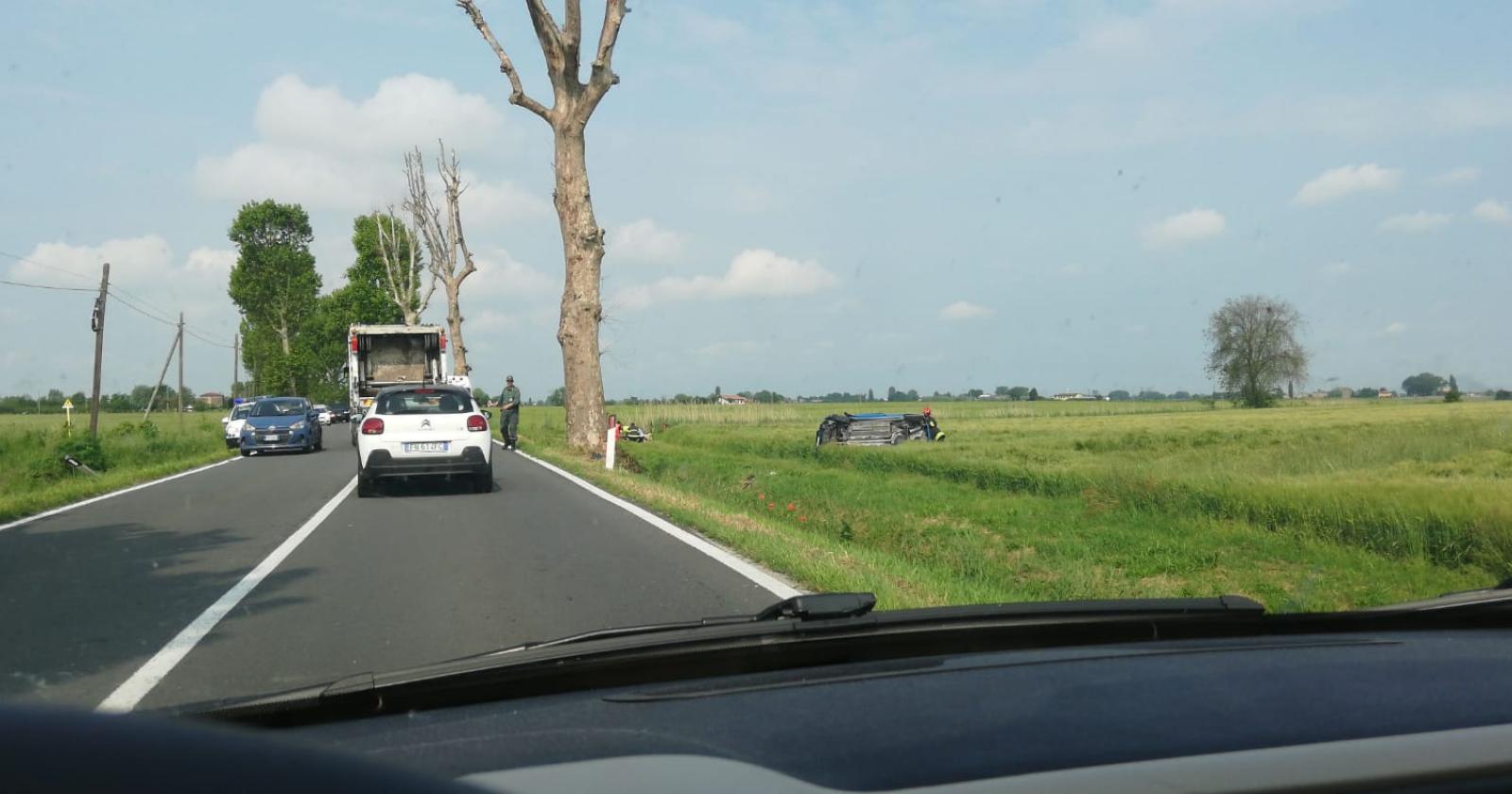 Incidente, auto finisce fuori strada e si ribalta 