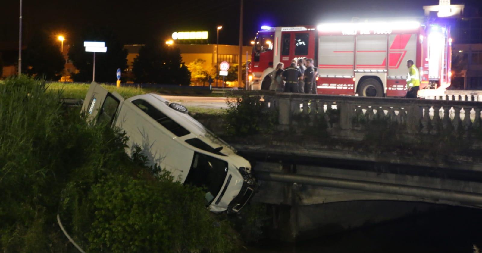 "Scagliato fuori strada da due folli pirati che gareggiavano in strada"