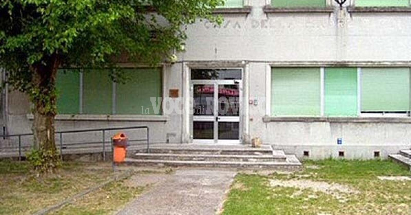 Cede il soffitto, crollo in aula