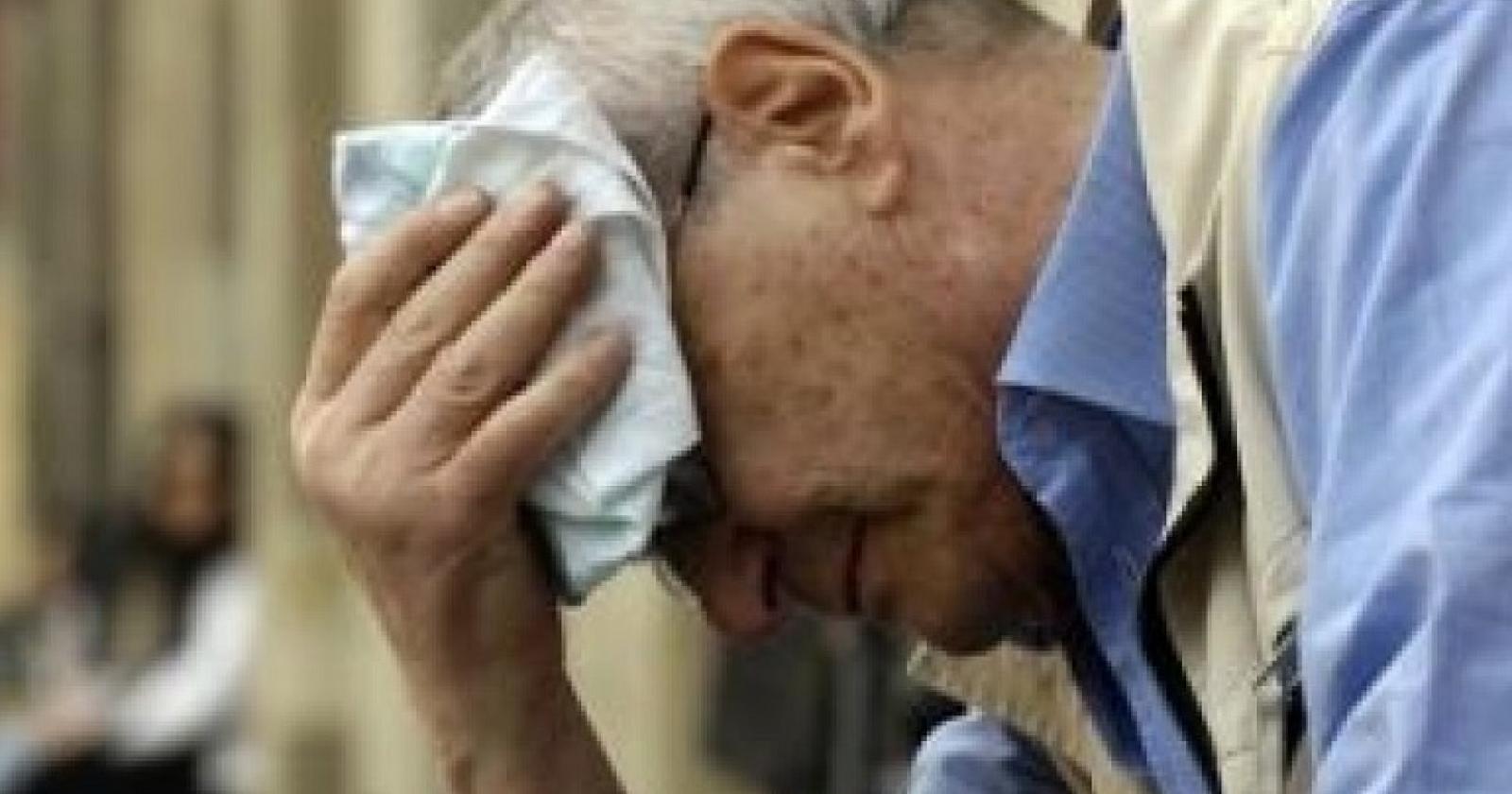 "Fa troppo caldo: aprite le porte del Comune agli anziani"