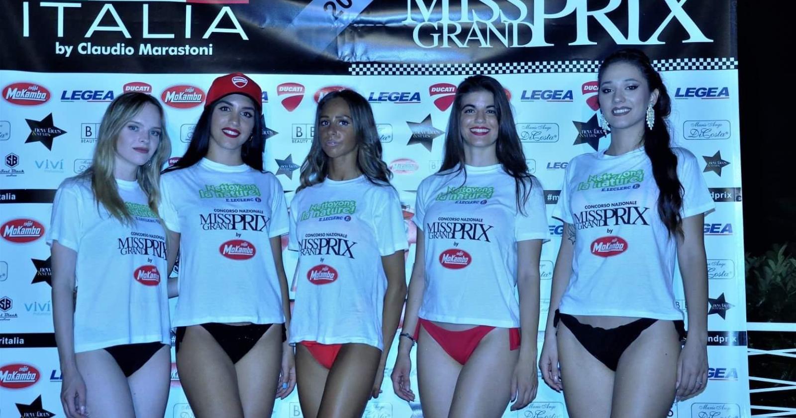 Bellezze in passerella a Villa Momi’s: ecco le "ombrelline" del futuro