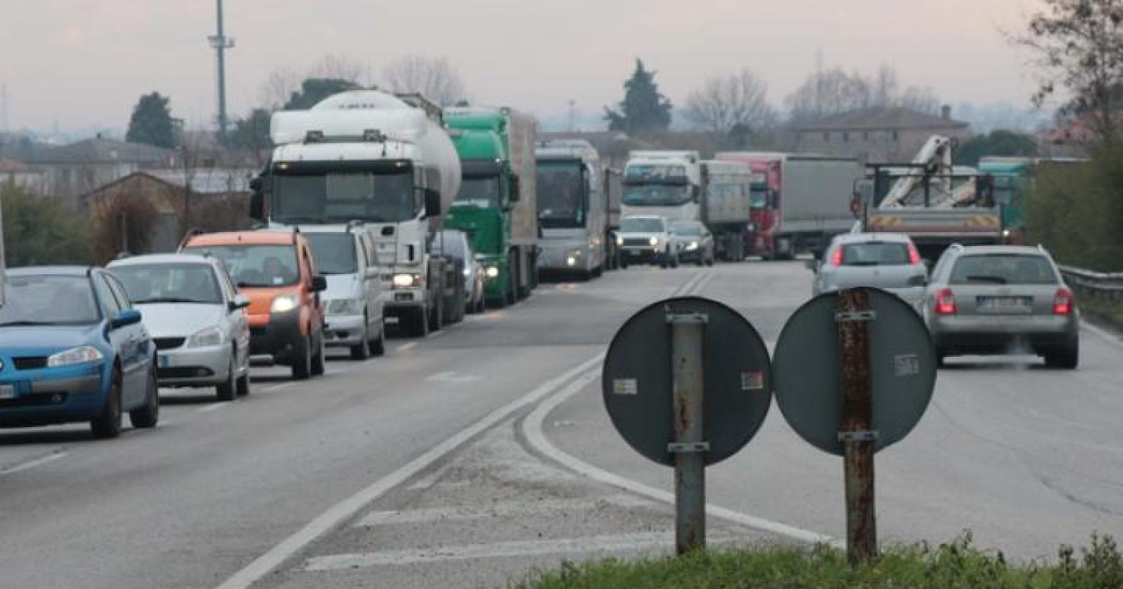 Incidente sulla Regionale, traffico paralizzato in entrambe le direzioni