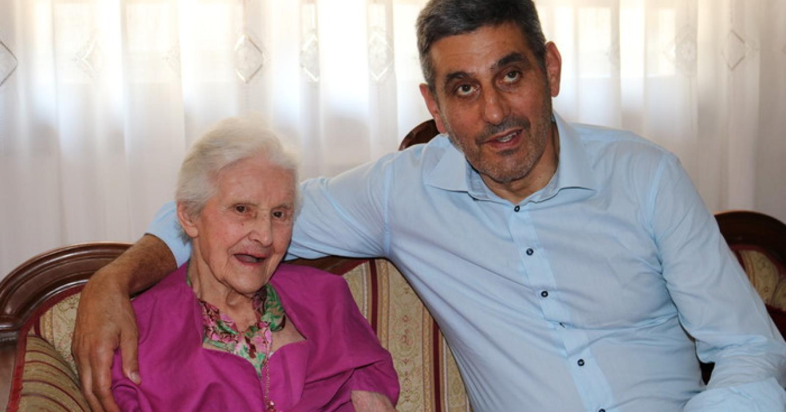 Torna a camminare a 104 anni grazie ad un equipe di medici coraggiosi