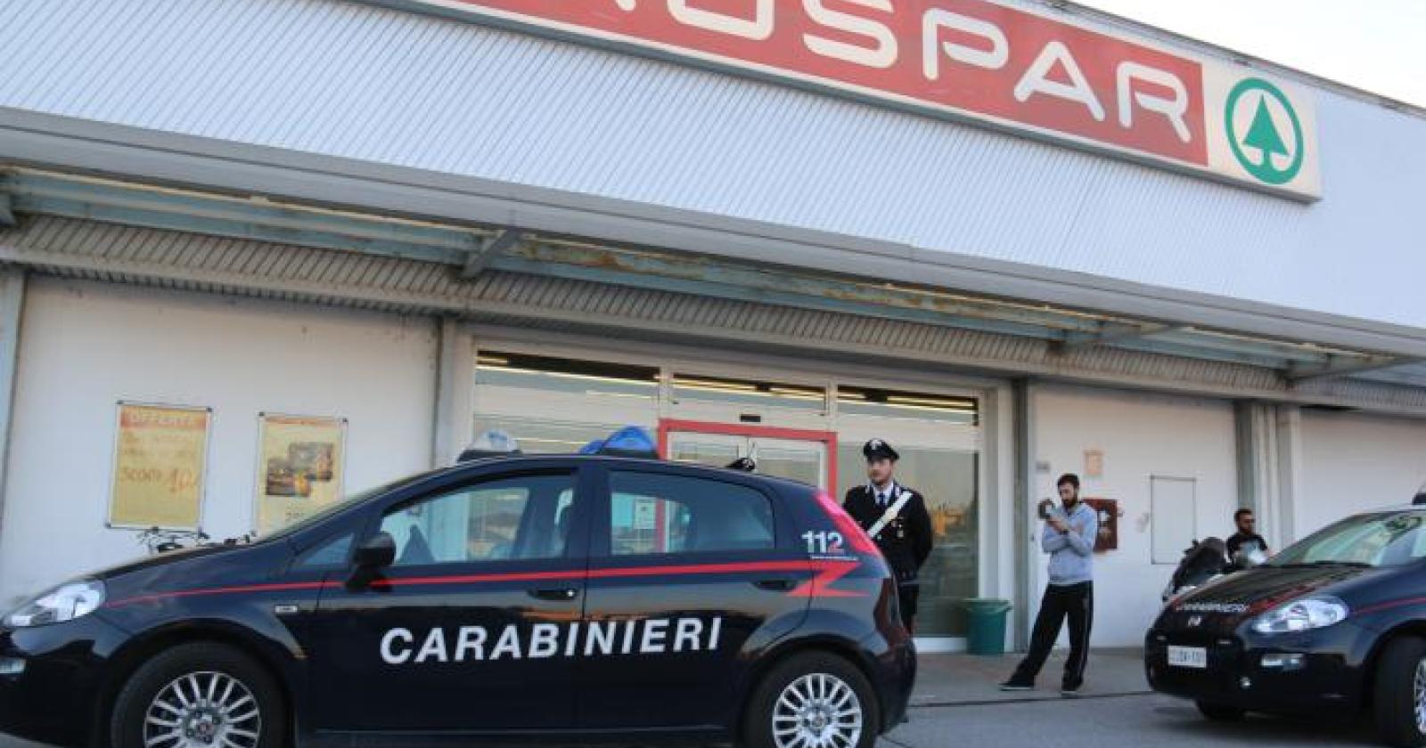 Pistola in faccia alla cassiera: arrestati i due predoni