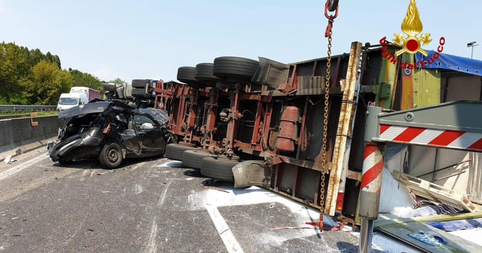 Schianto in A13, tir si ribalta e schiaccia un'auto