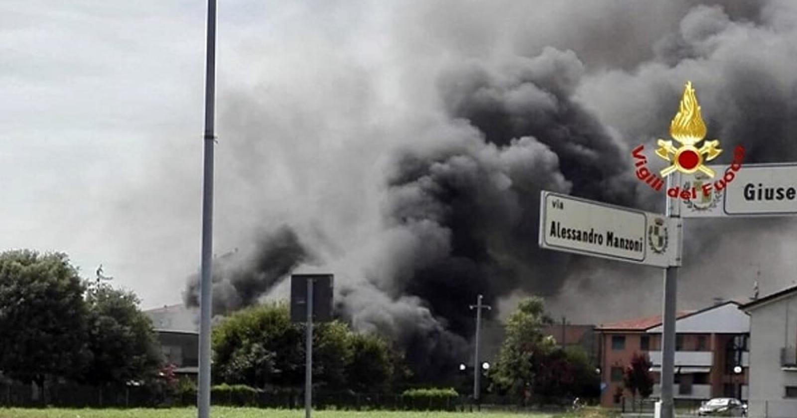 Divampa un incendio in carpenteria