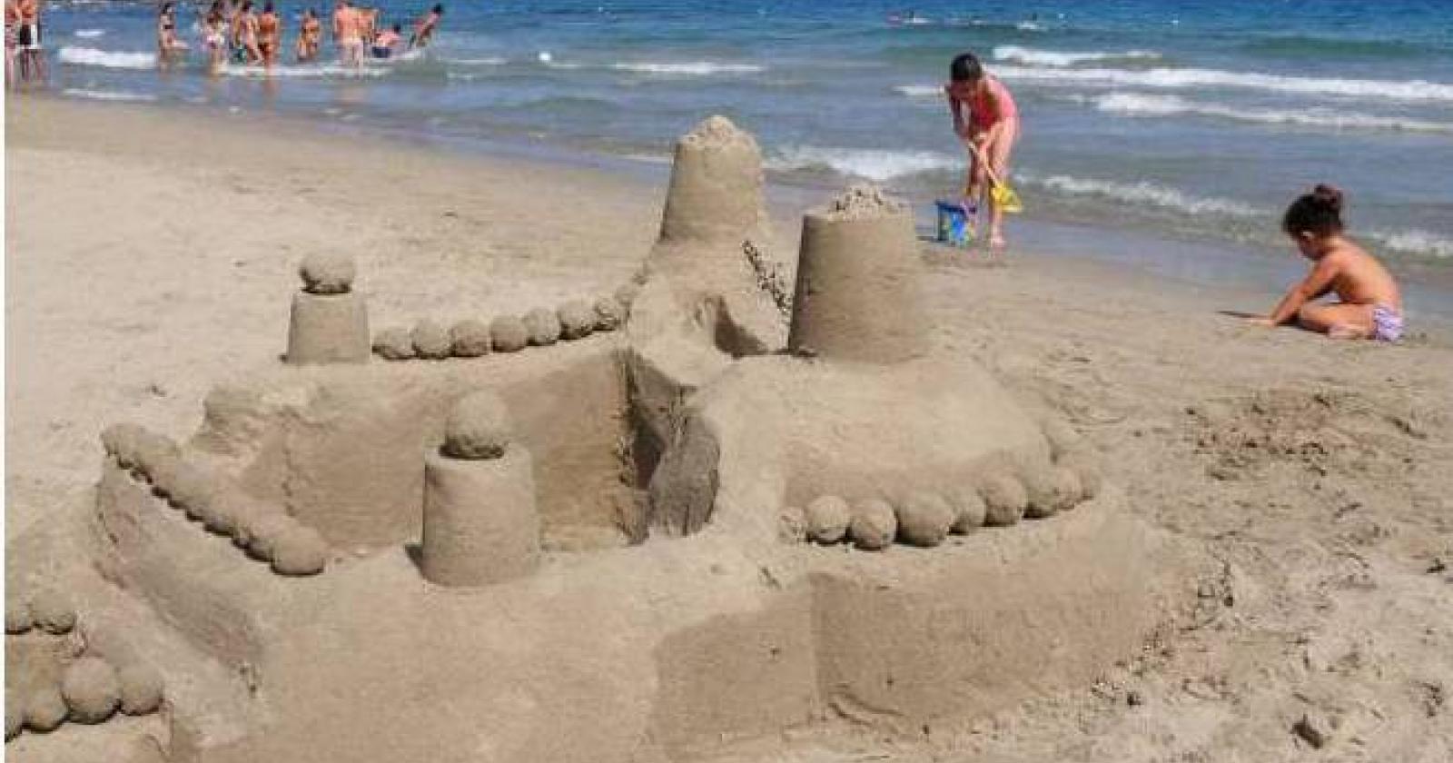 Il comune vieta di fare i castelli di sabbia sulla spiaggia