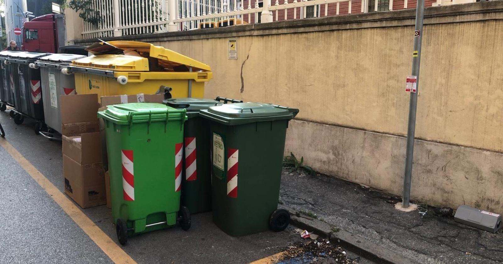 "Spostate quei cassonetti: è una cosa indecente"
