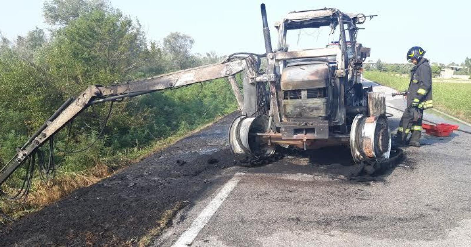 Trattore brucia mentre taglia l'erba, strada chiusa