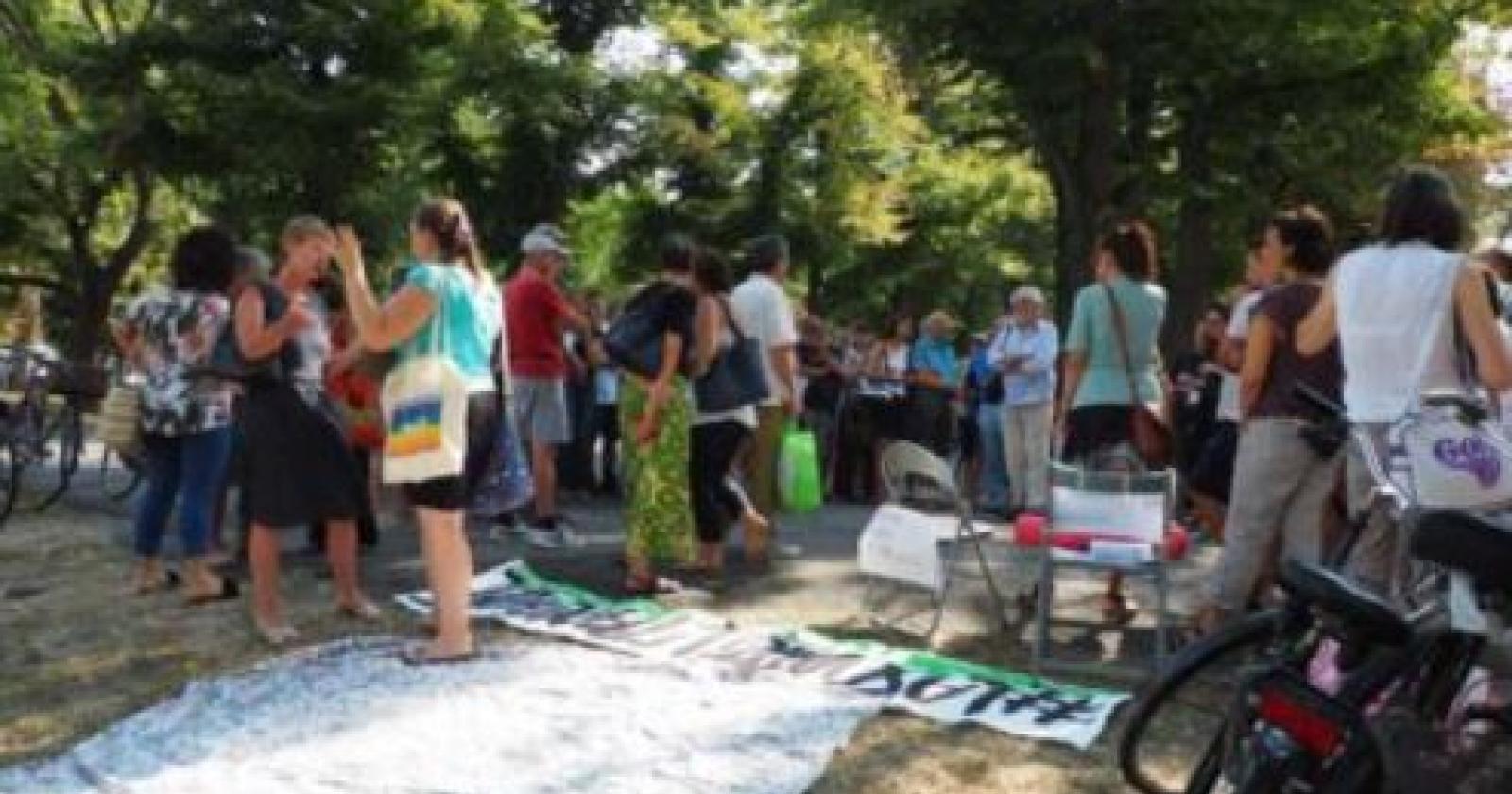 Scatta la protesta contro la scelta di togliere le panchine