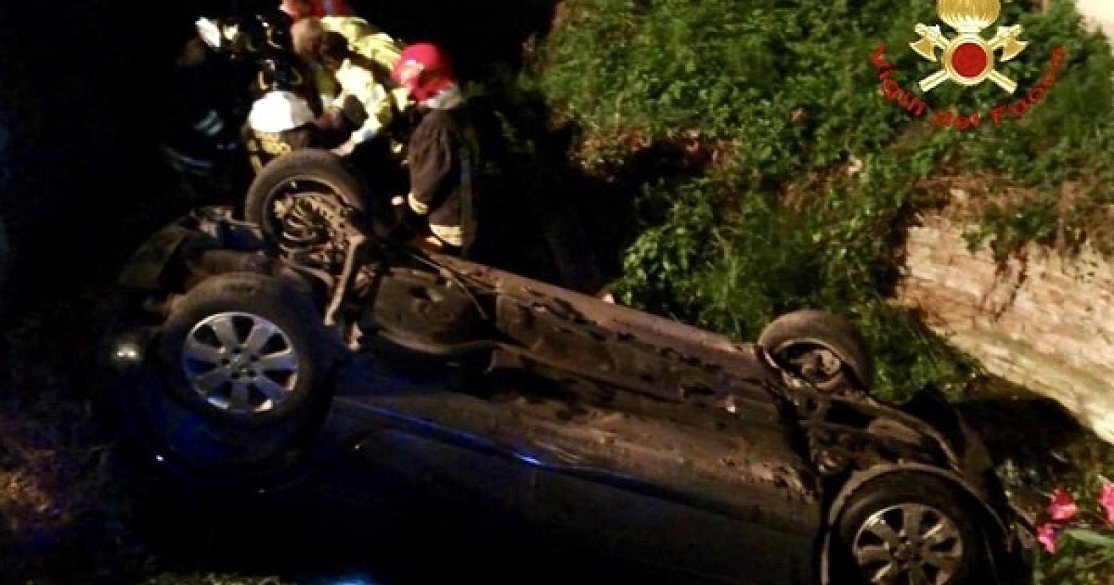 Vola con l'auto nel fossato pieno d'acqua, salvata dai pompieri