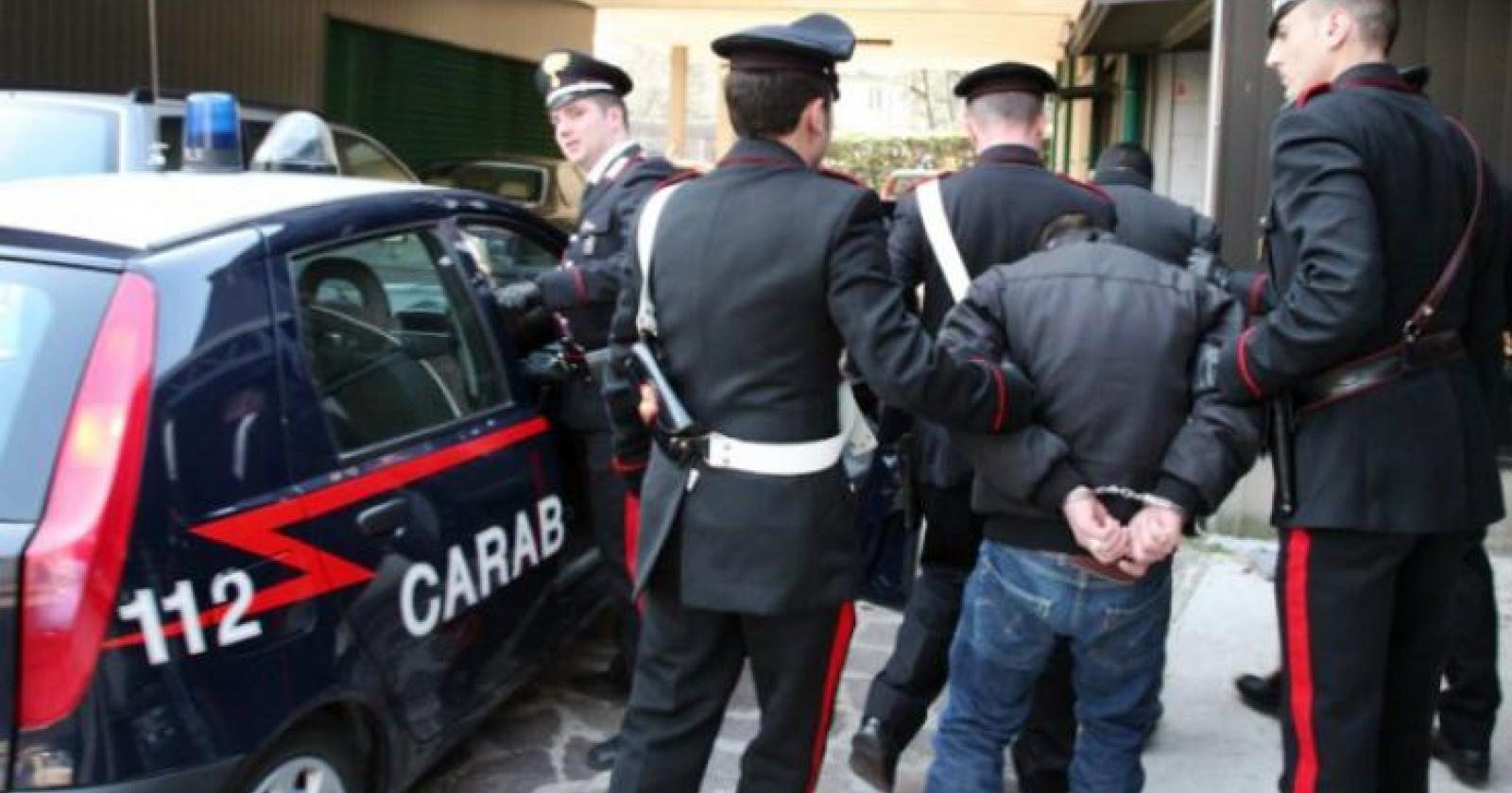 Minaccia col coltello moglie e figlia, arrestato