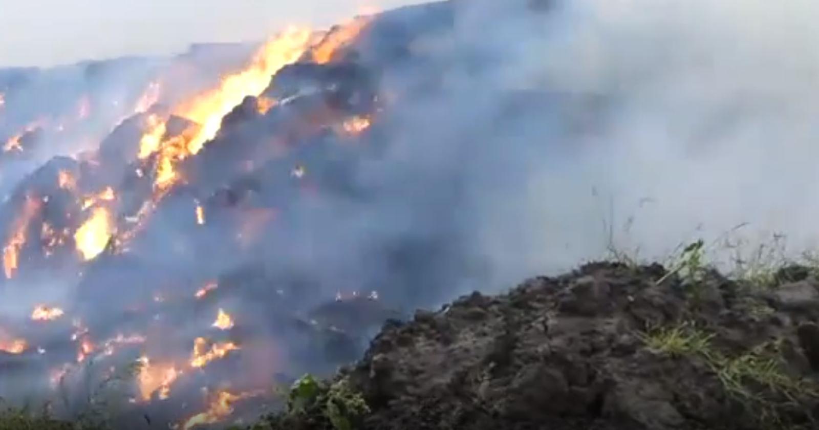 Migliaia di rotoballe vanno a fuoco