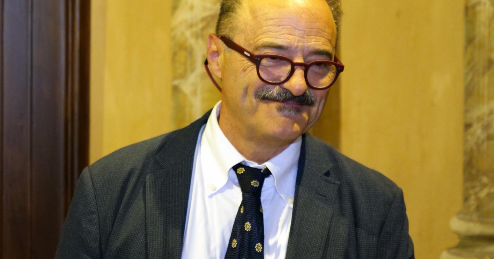 Clamoroso: il direttore del teatro escluso dal bando