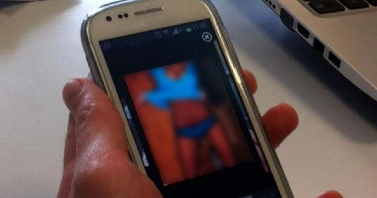 Mamma scopre le foto di sua figlia mezza nuda in chat
