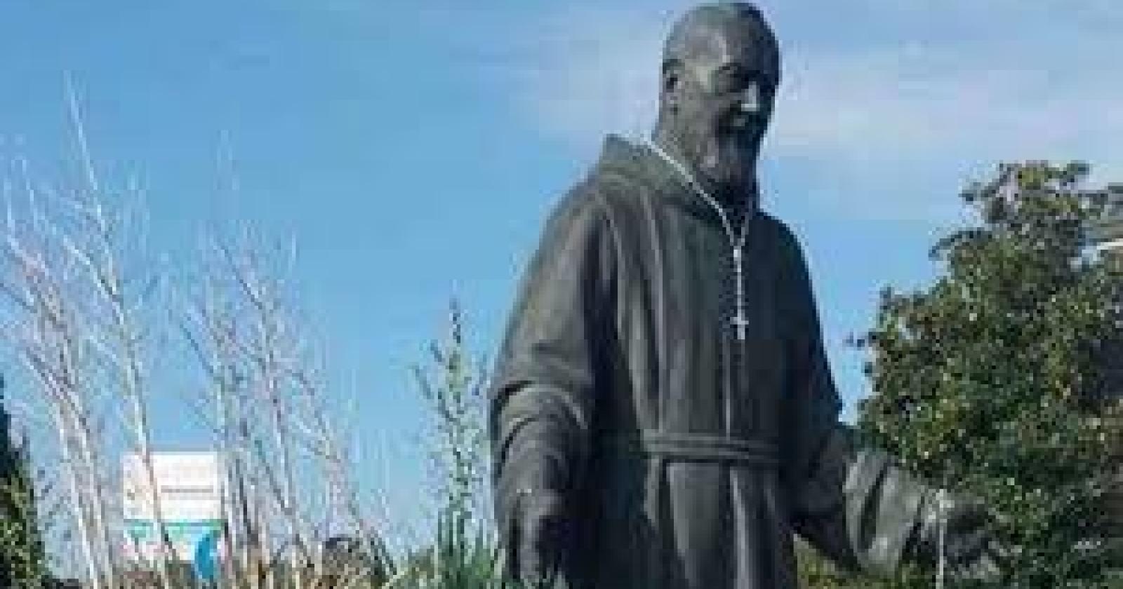 Rubati gli ex voto dalla statua di padre Pio