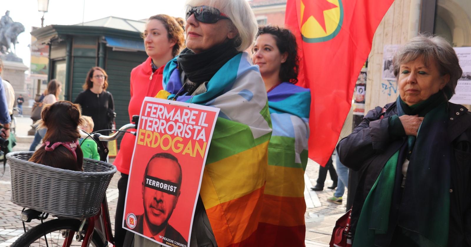 "Abbiamo un debito con i curdi, scendiamo in piazza per loro"