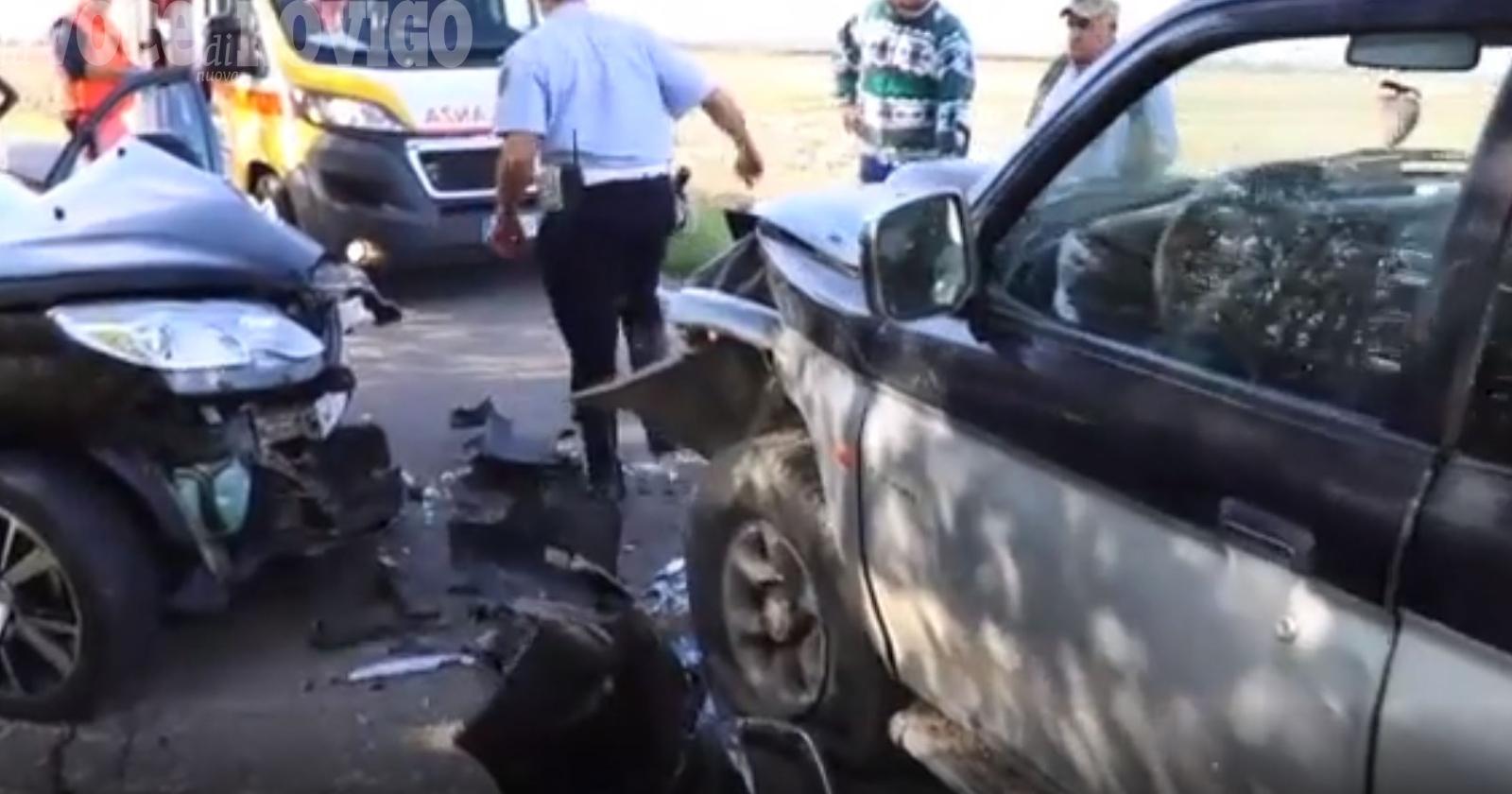 Bruttissimo scontro frontale tra due auto