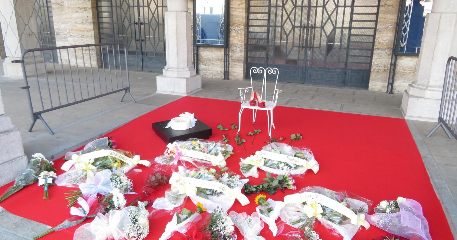Sfregio alla memoria di Giulia, i vandali calpestano e distruggono fiori e ricordi