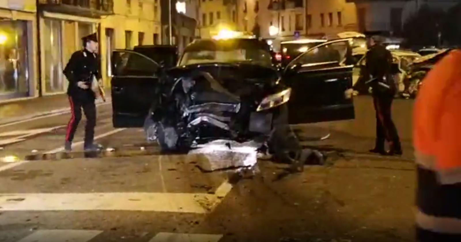 Desintegra il semaforo, tre feriti. Grave il bimbo di 4 anni