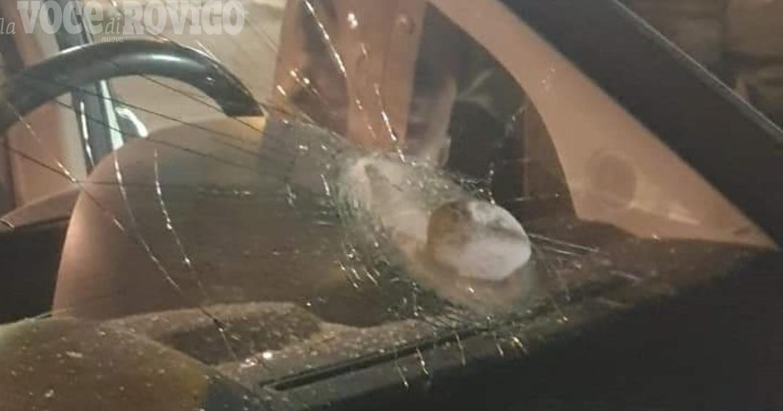 Follia nella notte, auto in corsa prese a pietrate. Salvi per miracolo