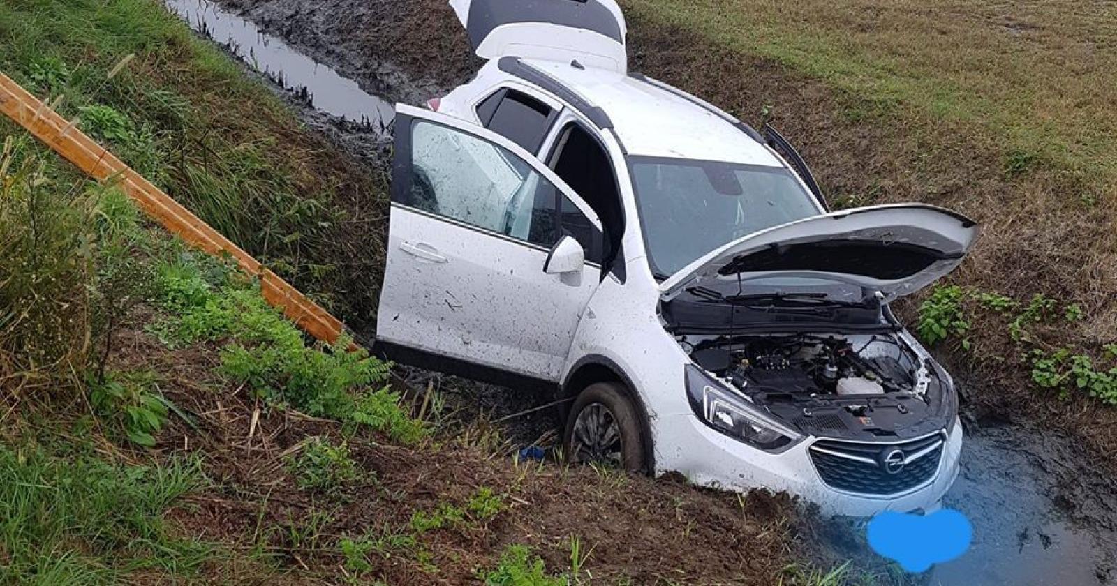 Finisce nel fossato, traffico in tilt