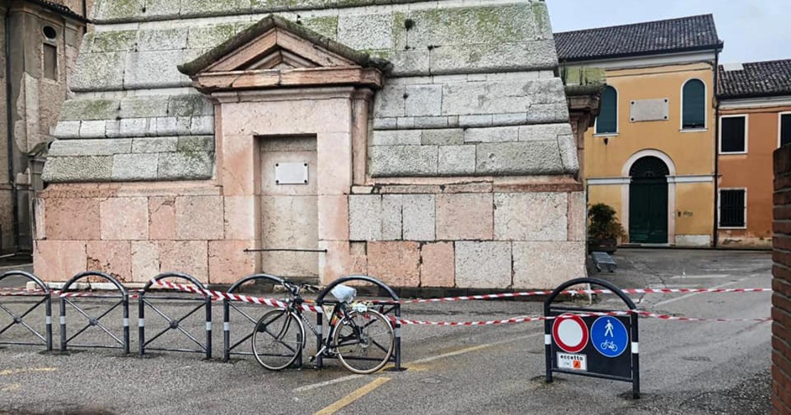 Distacchi dal campanile: transennata Santa Sofia